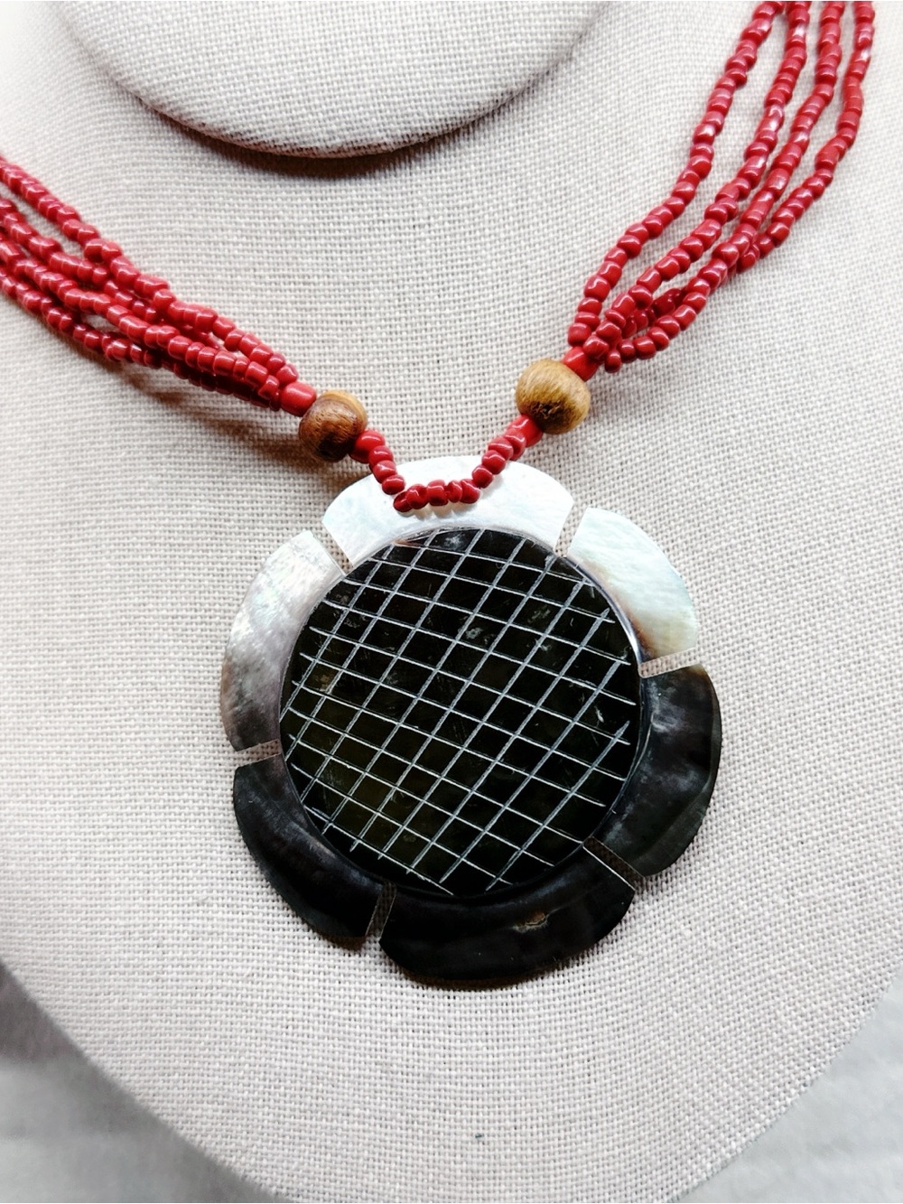 5518gc. Brown Shell Seed Bead Sunflower Necklace